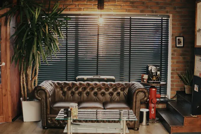 Old Road Barbershop galeria wnętrze, sofa i okno