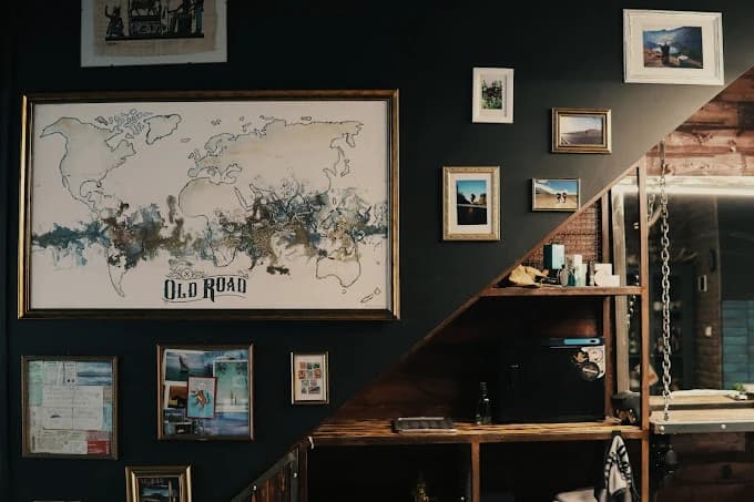 Old Road Barbershop galeria wnętrze, obrazy, ściana trójkąt, pochyła