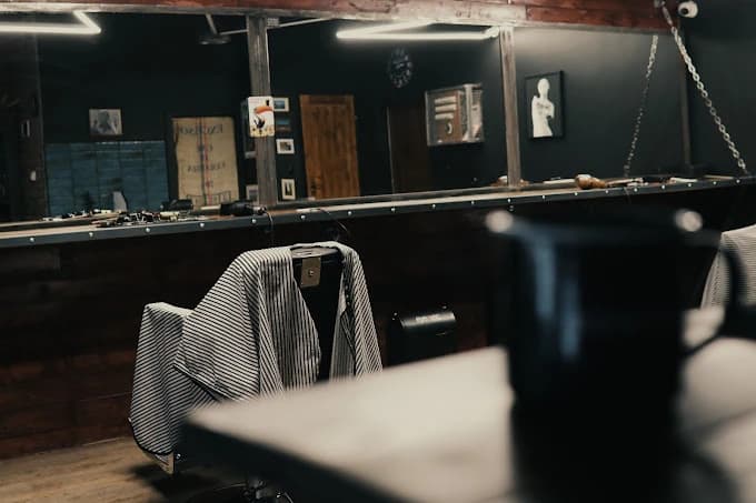 Old Road Barbershop galeria wnętrze, fotel fryzjerski, pokrowiec, lustra, kubek