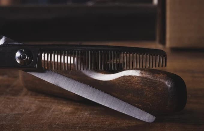 Old Road Barbershop galeria wnętrze, nożyczki, grzebień